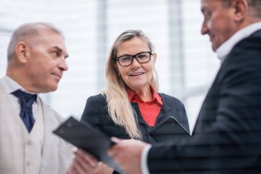 Kapat. Proje Yöneticisi çalışan belgelerle tartışıyor.