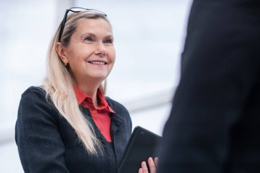 Kapat. Sorumlu iş kadını iş arkadaşlarıyla konuşuyor