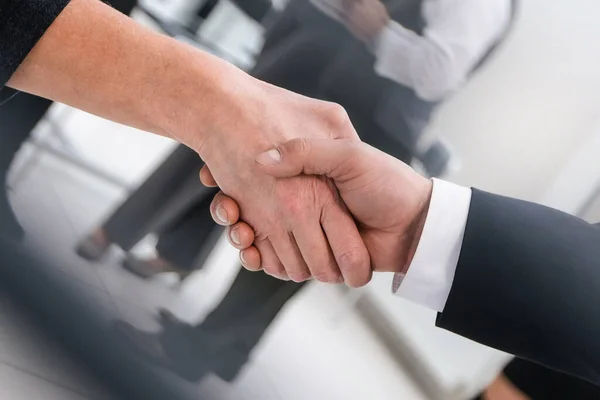 閉めろ。ビジネスパートナーと握手をするビジネスウーマンは. — ストック写真