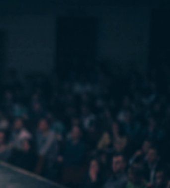 Konferans odasında oturan seyircinin bulanık görüntüsü