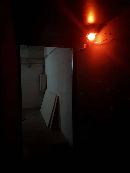 Горящий свет в комнате в подземном стиле . — стоковое фото