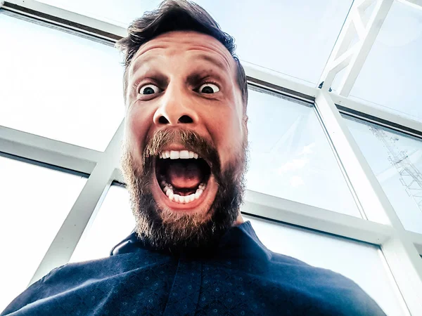 Retrato de um homem barbudo emocional feliz — Fotografia de Stock