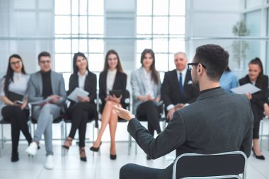 Proje Yöneticisi iş ekibi için bir rapor hazırlıyor.