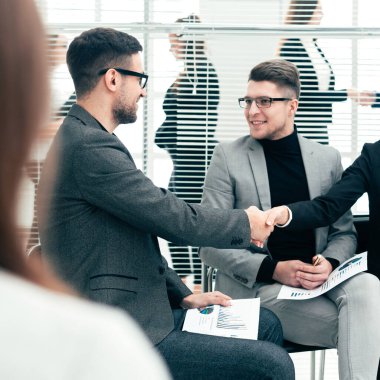 İş seminerinden önce iş arkadaşlarının el sıkışması.