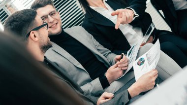 patron çalışma grubuyla finansal göstergeleri tartışıyor