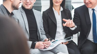 patron çalışma grubuyla finansal göstergeleri tartışıyor