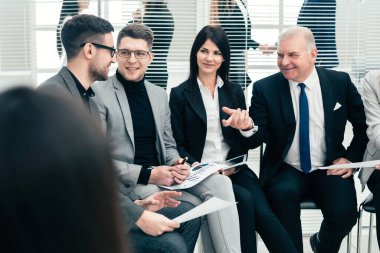 patron çalışma grubuyla finansal göstergeleri tartışıyor