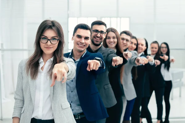 Gran grupo de jóvenes empresarios están apuntando a usted — Foto de Stock