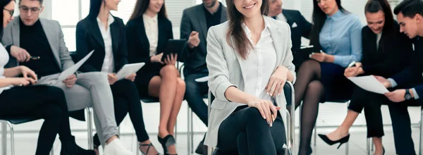 Exitosa empresaria y un grupo de destacados expertos en la sala de conferencias — Foto de Stock