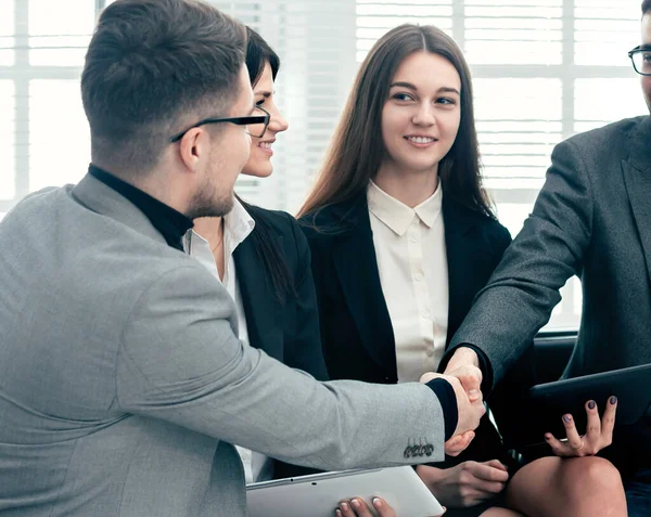 Colegas de negócios apertando as mãos em uma reunião de escritório . — Fotografia de Stock