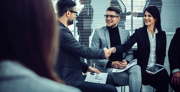 Stretta di mano dei colleghi prima del seminario aziendale . — Foto Stock