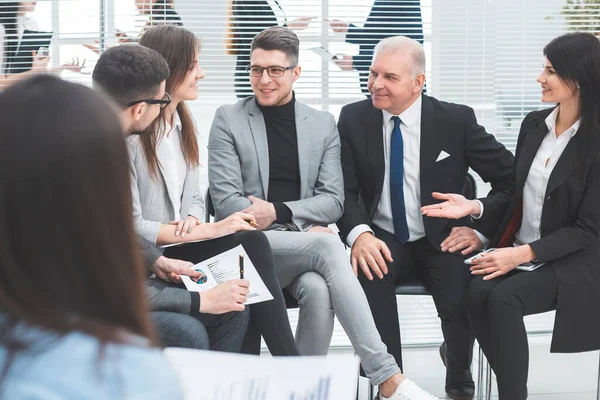 Gruppo di lavoro che discute i dati finanziari in una riunione di lavoro — Foto Stock