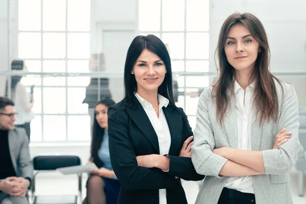 Dvě mladé podnikatelky stojící v úřadu — Stock fotografie
