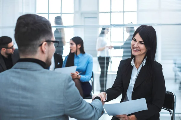 De cerca. mujer de negocios estrechando la mano con su socio de negocios — Foto de Stock