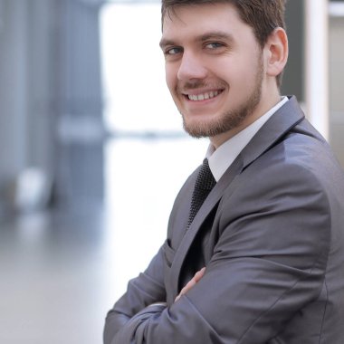 Ofisin arka planında başarılı bir iş adamı