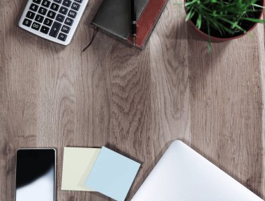 en iyi view.calculator, ahşap bir masa üzerinde smartphone ve iş aksesuarları