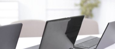 modern bir ofiste açık belgili tanımlık okul sırası üstünde laptop