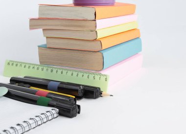 kitap ve ofis çeşitli malzemeleri Beyaz arka plan .phot