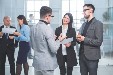 Grup ofis lobide duran iş adamları
