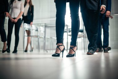 Ofiste yürüyen bir grup şirket çalışanının görüntüsü