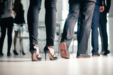 Kapat. Ofis iş merkezinden çeşitli iş adamları geçiyor..