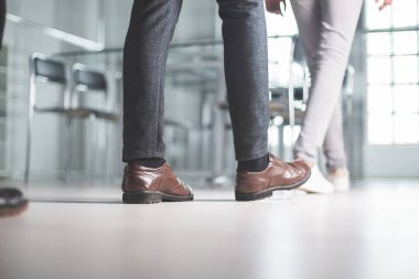 Kapat. İş yerinden ayrılan bir grup çalışan.