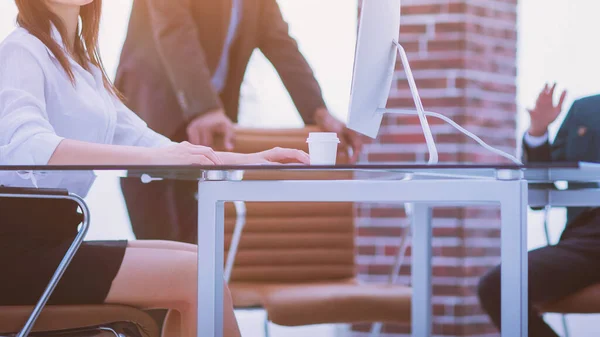 Ejecutiva mujer de negocios en la oficina en el fondo del equipo de negocios — Foto de Stock