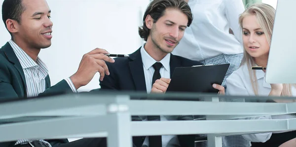 Primo piano. Team internazionale di affari che discute le questioni di affari. foto con posto per testo — Foto Stock