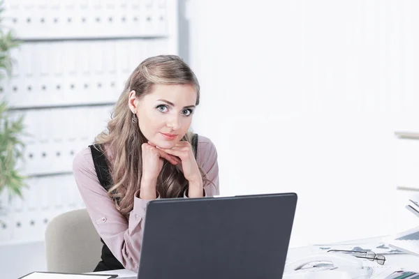 Junge Geschäftsfrau schaut auf den Laptop-Bildschirm. — Stockfoto