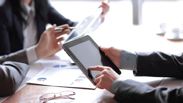 Zakenman digitale tablet gebruikt om financiële gegevens te controleren — Stockfoto