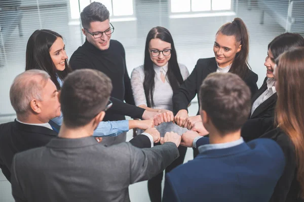 De cerca. un equipo de jóvenes profesionales de pie en un círculo — Foto de Stock