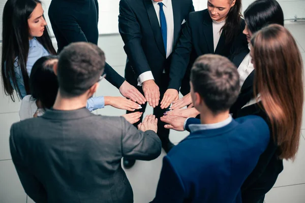 De cerca. grupo de jóvenes empleados de pie en un círculo — Foto de Stock