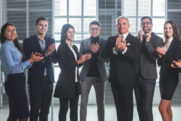 Groep gelukkige medewerkers applaudisseren voor hun succes — Stockfoto