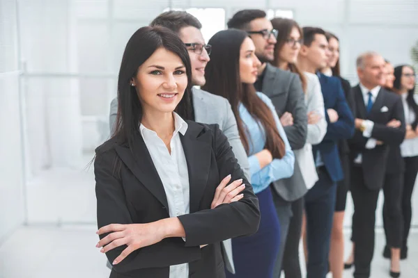 Joven mujer de negocios de pie frente a sus colegas — Foto de Stock