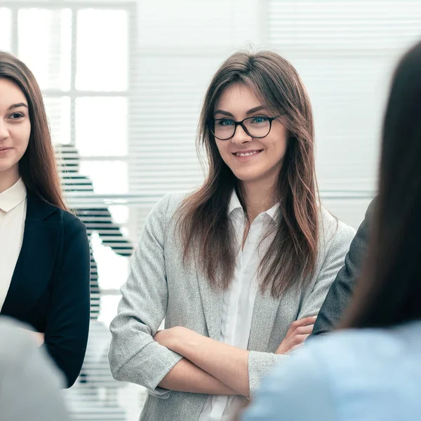 Grupo de jóvenes inspirados se ponen de pie y discuten un nuevo proyecto — Foto de Stock