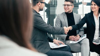 İş seminerinden önce iş arkadaşlarının el sıkışması.