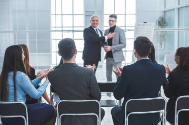 Müdür, şirketin yeni bir çalışanını tanıtıyor.