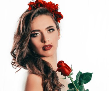 Kırmızı güllü muhteşem bir kadının portresi.
