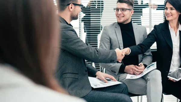 Handshake of colleagues before the business seminar. — Stock Photo, Image