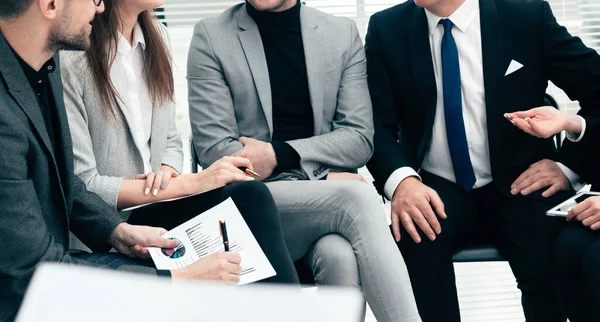 Grupo de trabajo discute sus ideas sentado en la sala de conferencias — Foto de Stock