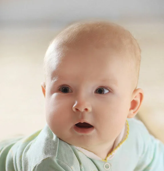 Close up.portrait of a pretty little baby on blurred background. — Stock Photo, Image