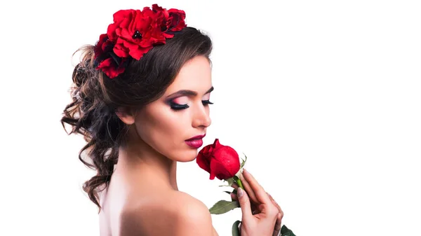 美丽的年轻女子与红玫瑰。在白色上隔离 — 图库照片