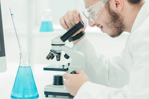 Cientista moderno realiza pesquisa em laboratório — Fotografia de Stock