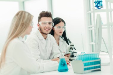 Kapat. Bilim adamlarından oluşan bir ekip verileri kontrol etmek için bir bilgisayar kullanıyor.