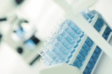 yakın çekim. mavi sıvı laboratuarda tüpler