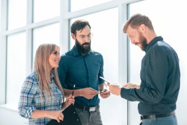 bir grup iş adamı yeni iş tekliflerini tartışıyor