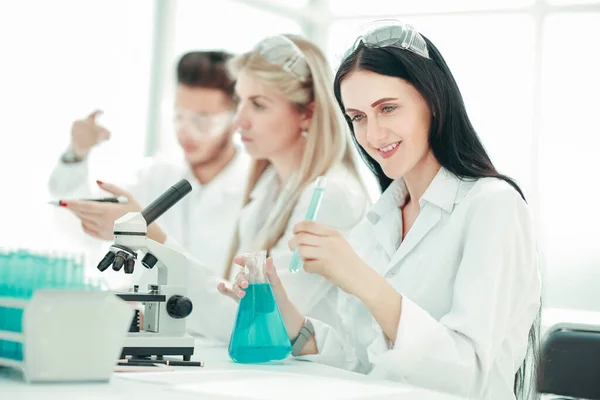 Grupo de jóvenes científicos realizan investigaciones en el laboratorio . — Foto de Stock