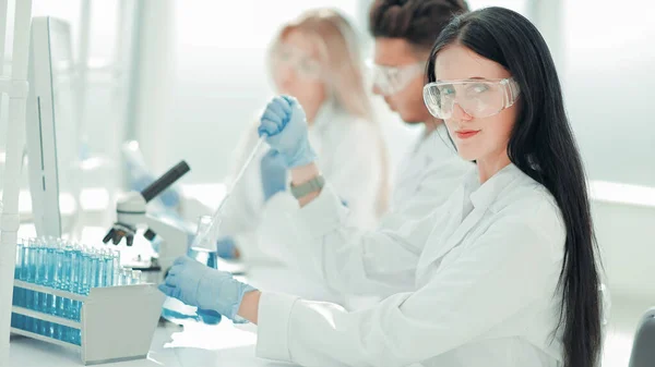현대 여성은 실험실에서 동료들과 함께 앉아 있습니다. — 스톡 사진