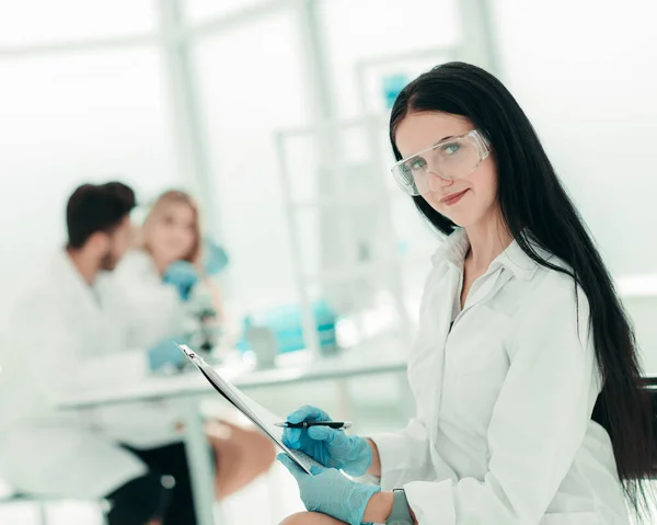 Doe dicht. vrouw wetenschapper lezen notities in een laboratorium dagboek — Stockfoto