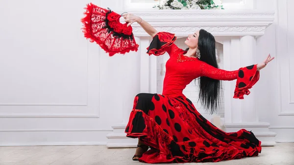Gyönyörű flamenco táncosok egy tüzes tánc — Stock Fotó